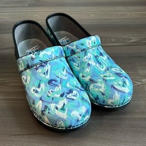 DANSKO LT PR CLOGS - Blue Heart, Size 41 (US Women 10.5-11)
